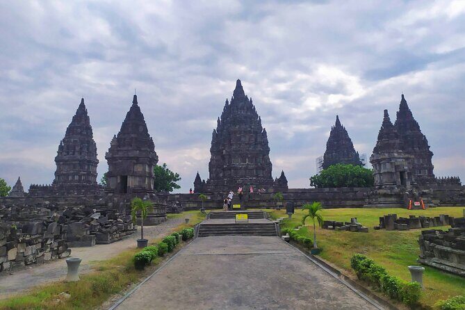 Yogyakarta Borobudur sunrise Guarantee Climb up and Prambanan - Price and value: why $20.98 can be a bargain, and what still costs extra